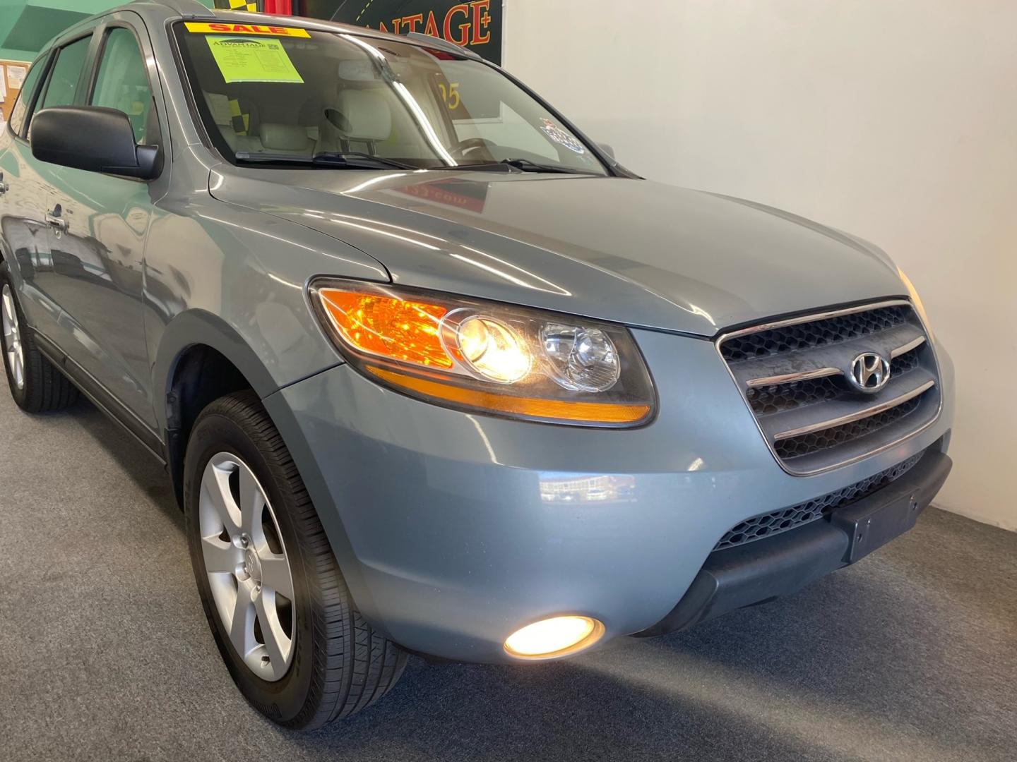 2009 /Tan Hyundai Santa Fe (5NMSH73E69H) , located at 533 S West End Blvd., Quakertown, PA, 18951, (877) 257-4995, 40.343994, -75.303604 - Photo#2